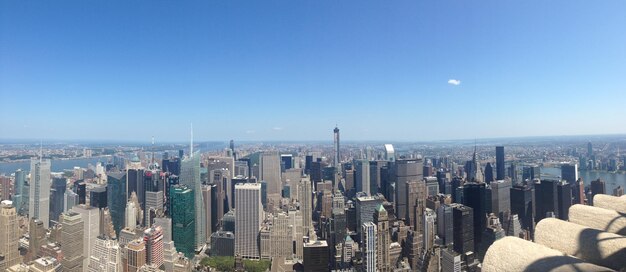 Vue panoramique du paysage urbain contre le ciel bleu