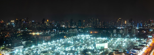 Vue panoramique du paysage urbain et du chantier de construction en métropole