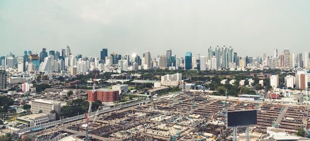Vue panoramique du paysage urbain et du chantier de construction en métropole