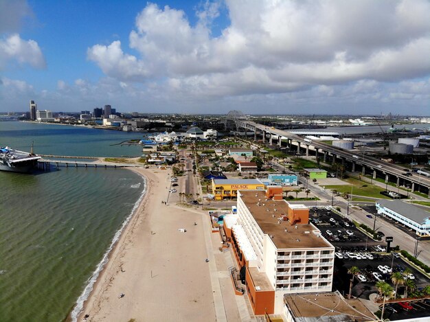 Photo vue panoramique du paysage urbain par la mer contre le ciel