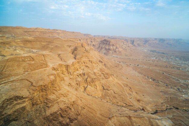 Vue panoramique du plateau de montagne dans le désert de Judée Israël Panorama de falaises sans vie dans le désest Montagnes roches et contreforts Des terres désolées en Israël Nature et climat Problèmes écologiques