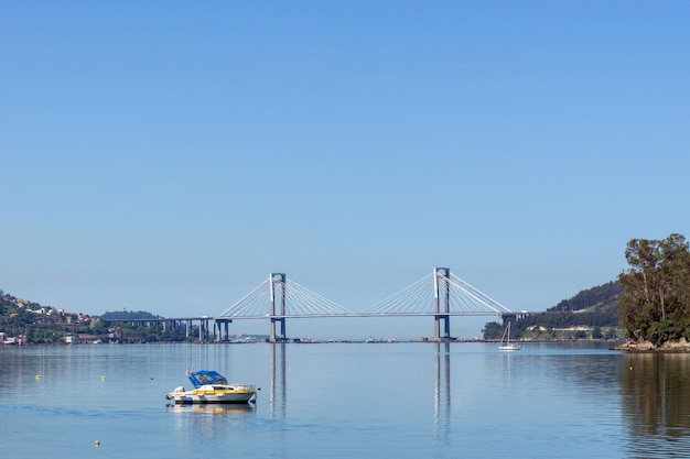 Vue panoramique du pont de Rande depuis le fond de l'estuaire de Vigo Espagne