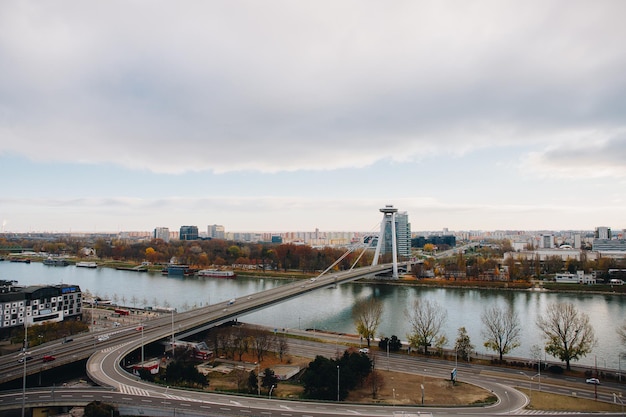 Photo vue panoramique du pont ufo sur le danube à bratislava, la capitale de la slovaquie