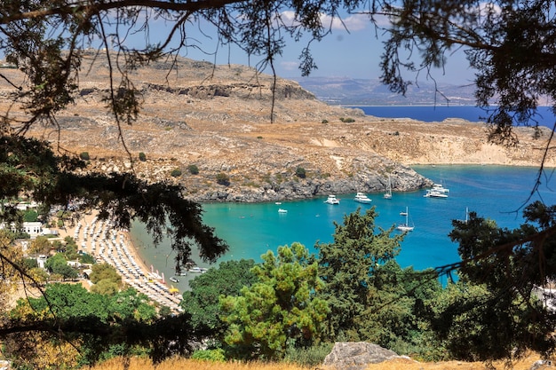 Photo vue panoramique du port coloré dans le village de lindos rhodes vue aérienne du magnifique paysage de la mer avec des voiliers et du littoral de l'île de rhodes en mer égée