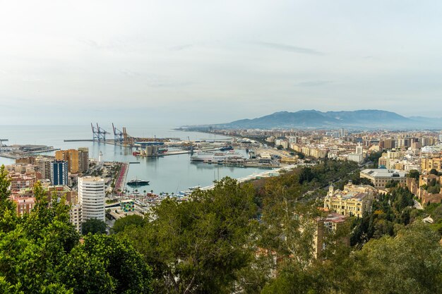 Vue panoramique du port de Malaga et du paysage urbain