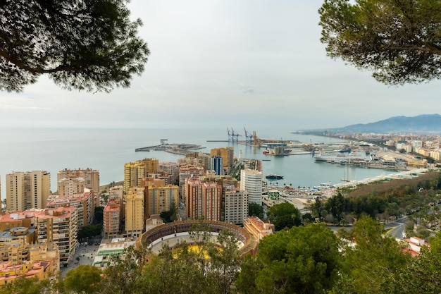 Vue panoramique du port de Malaga et du paysage urbain