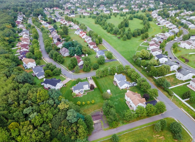 Vue panoramique du quartier dans les toits des maisons de maisons d'été du quartier résidentiel