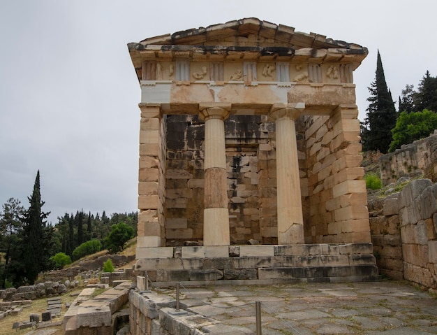 Vue panoramique du site du Trésor de Syracuse avec des colonnes à Delphes en Grèce