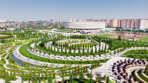 Vue panoramique du stade de Krasnodar, en été. tir avec le drone