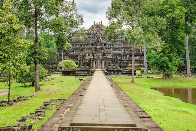 Vue panoramique du temple de Baphuon, Angkor Thom, Siem Reap, Cambodge.