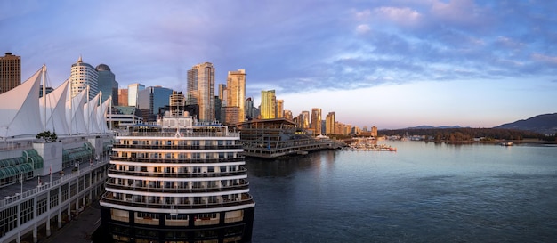 Vue panoramique du terminal de navires de croisière de Vancouver Coal Harbor Marina et des paysages pittoresques