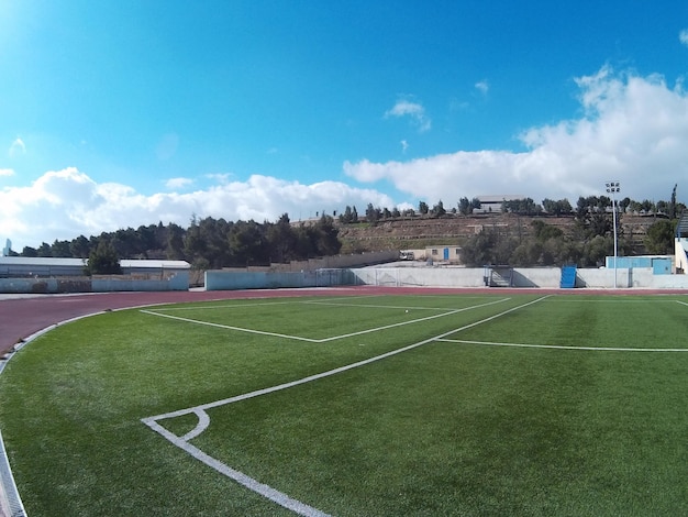 Photo vue panoramique du terrain de football contre le ciel