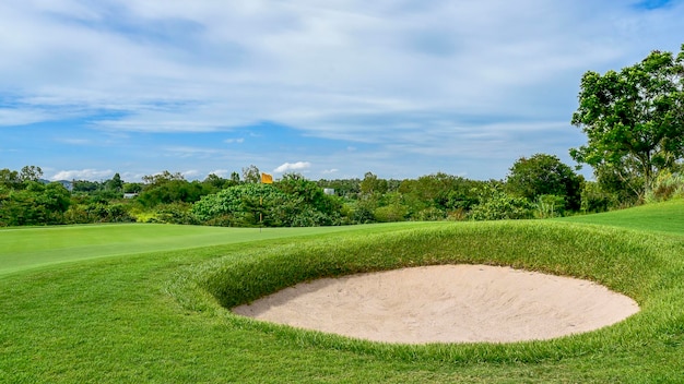 Vue panoramique du terrain de golf contre le ciel