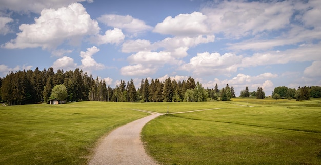 Vue panoramique du terrain de golf contre le ciel