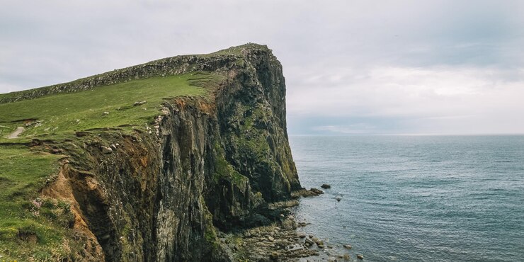 Photo vue panoramique du vieil homme de storr contre un ciel nuageux