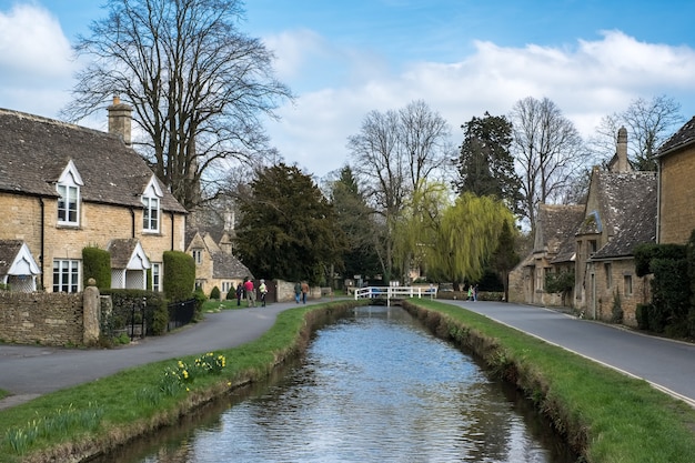 Vue panoramique du village de Lower Slaughter dans les Cotswolds