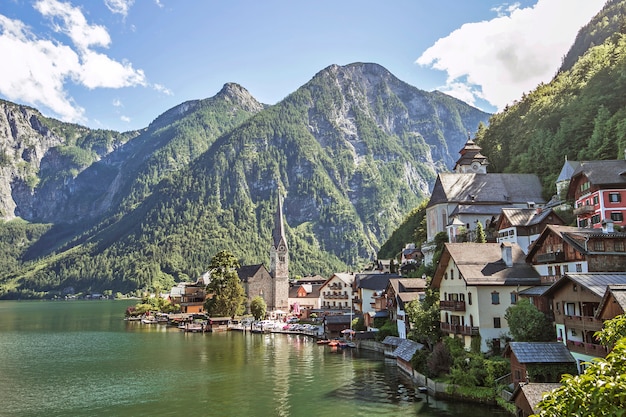 vue panoramique du village de montagne de Hallstatt au bord du lac