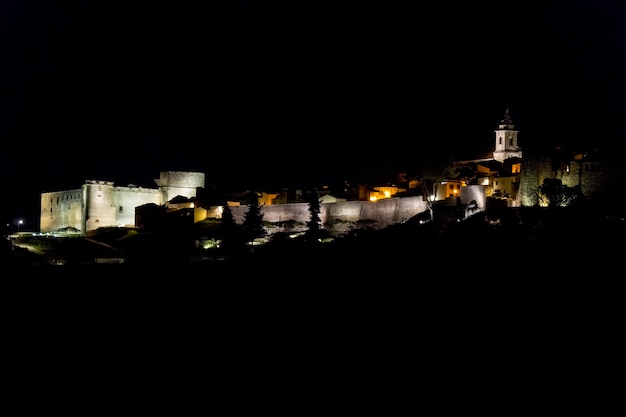 Vue panoramique du village de Sabiote la nuit Jaen Espagne