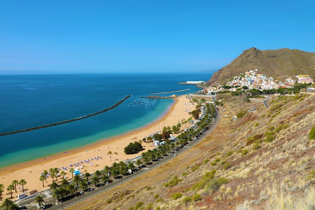 Vue panoramique du village de San Andres et de la plage de Las Teresitas, Tenerife, Espagne