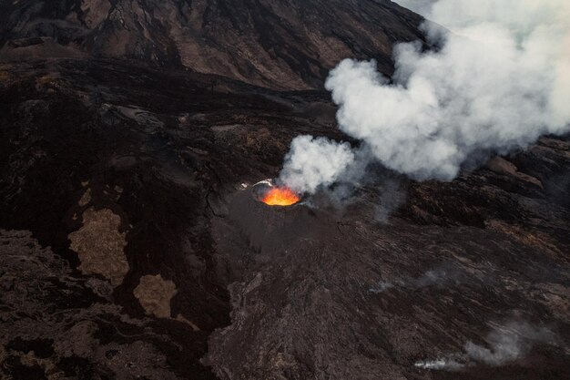 Photo vue panoramique du volcan en éruption