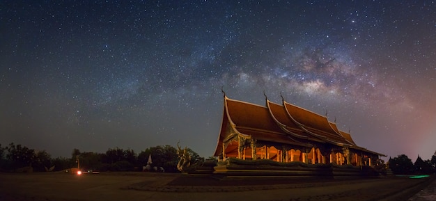 Vue panoramique du Wat Sirindhornwararam Ubon Ratchathani, Thaïlande.