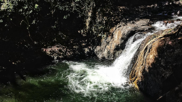 Vue panoramique de l'eau qui coule à travers les roches