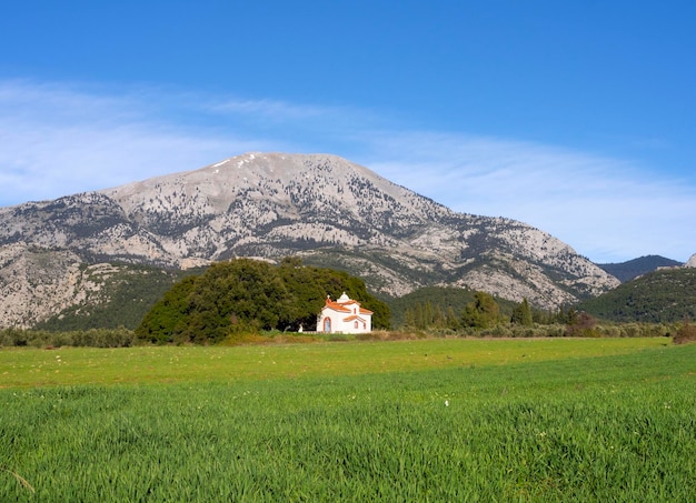 Vue panoramique de l'église de montagne Dirfys et du ciel avec des nuages sur l'île d'Evia Grèce