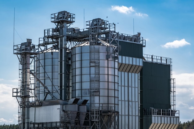 Vue panoramique sur l'élévateur à greniers agro-silos sur l'usine de fabrication agro-alimentaire pour le traitement, le séchage, le nettoyage et le stockage des produits agricoles farine céréales et céréales