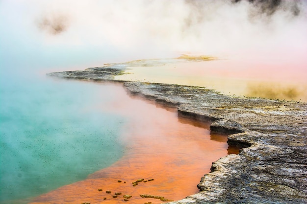 Photo vue panoramique de l'émission de vapeur d'un geyser