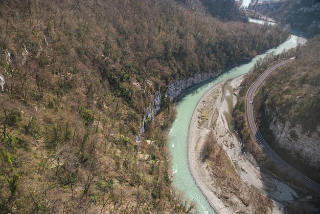 Vue panoramique ensoleillée de printemps sur les montagnes et la rivière depuis le pont de Sky Park Sotchi Russie