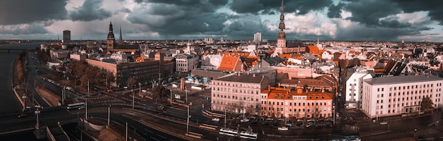 Vue panoramique épique de Riga d'en haut Vue aérienne de la vieille ville de Riga Lettonie