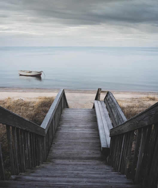 Vue panoramique d'un escalier en bois menant à une plage paisible dans le Michigan USA