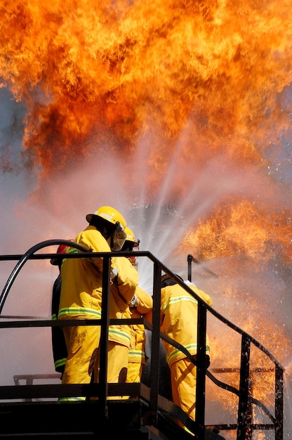 Vue panoramique de l'escalier d'incendie contre le ciel