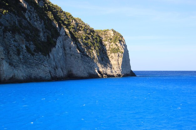 Vue panoramique de la falaise par la mer contre le ciel