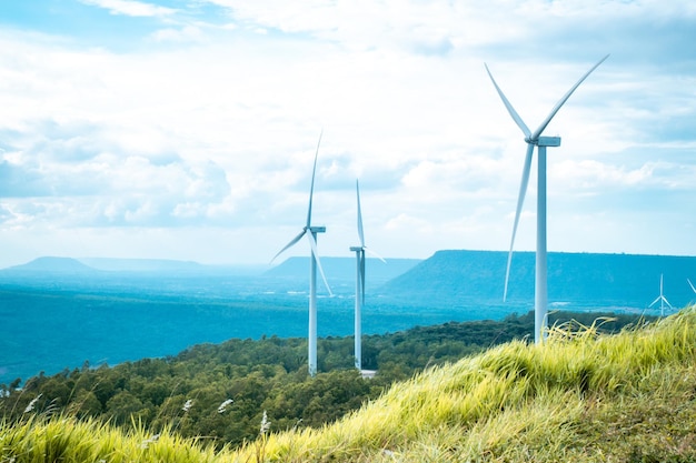 Vue panoramique de la ferme des générateurs de moulins à vent de l'énergie éolienne de l'Autorité de production d'électricité de Thaïlande à Khao Yai Tien Nakhon Ratchasima Korat Khaoyai Thaïlande