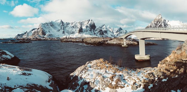 Vue panoramique sur le fjord et le pont près de la célèbre attraction touristique Hamnoy village de pêcheurs sur les îles Lofoten, Norvège en hiver