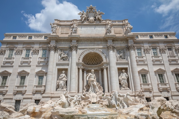 Vue panoramique de la fontaine de Trevi dans le quartier de Trevi à Rome, Italie. Il conçu par l'architecte italien Nicola Salvi et complété par Giuseppe Pannini