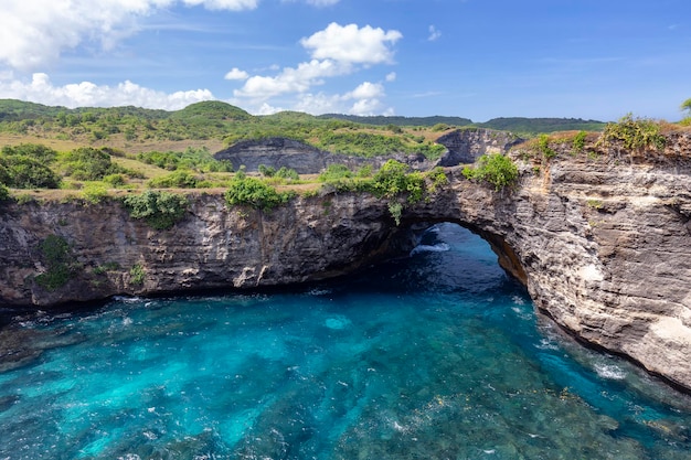 Vue panoramique de la formation rocheuse en mer contre le ciel