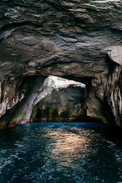 Vue panoramique de la formation rocheuse en mer