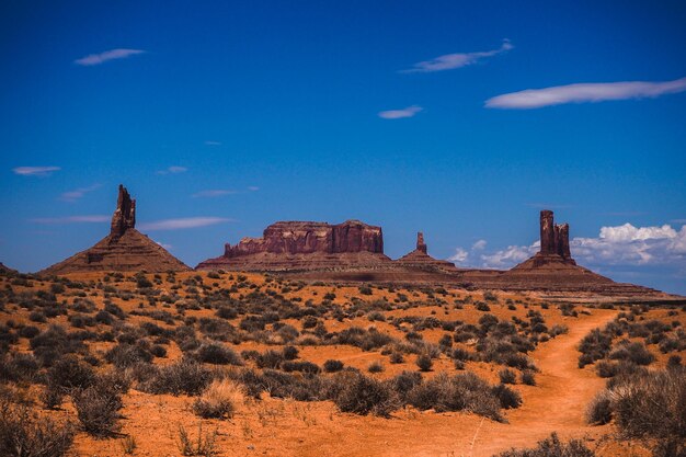 Photo vue panoramique des formations rocheuses sur le paysage contre le ciel bleu