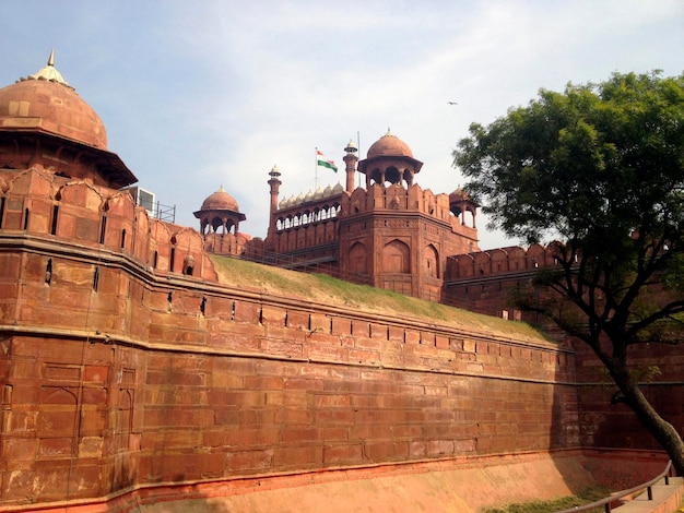 Vue panoramique sur le Fort Rouge ou Lal Qila, fort historique du Vieux Delhi, Delhi, la capitale de l'Inde