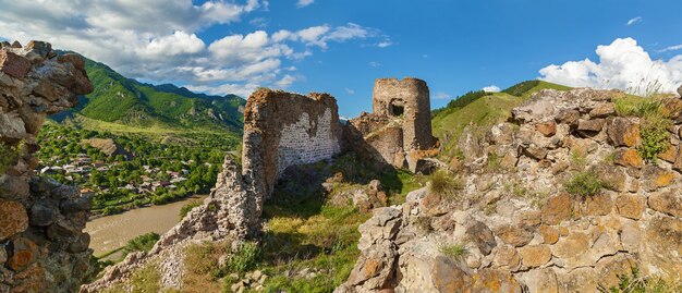 Vue panoramique sur la forteresse Ruines de la forteresse d'Atskiri Géorgie La forteresse d'Atskuri