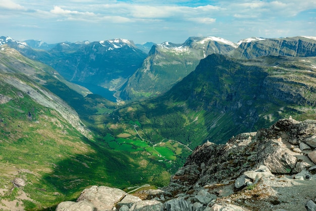 Vue panoramique sur le Geirangerfjord et les montagnes du point de vue de Dalsnibba Norvège