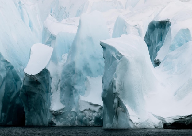 Vue panoramique des glaciers depuis la mer