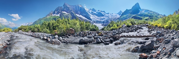 Vue panoramique sur les glaciers des montagnes du Caucase et une rivière turbulente