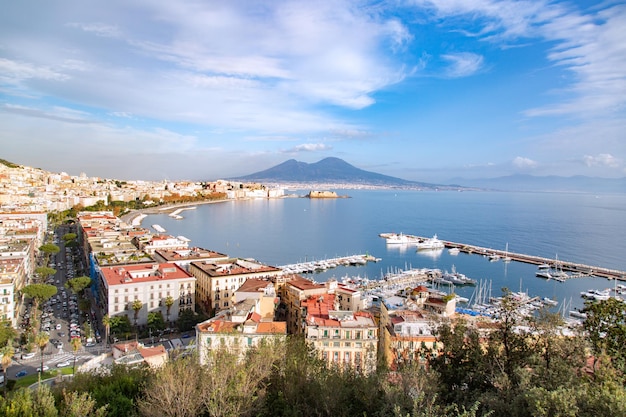 Vue panoramique sur le golfe de Naples, le Vésuve en arrière-plan. Journée ensoleillée à Naples Italie