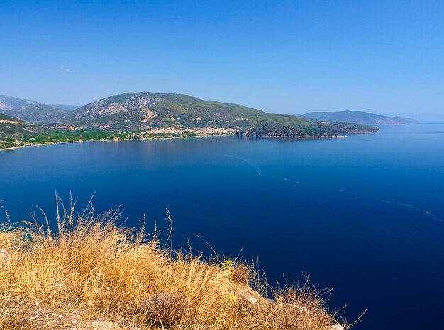 Vue panoramique sur le golfe Saronique et la péninsule du Péloponnèse en Grèce