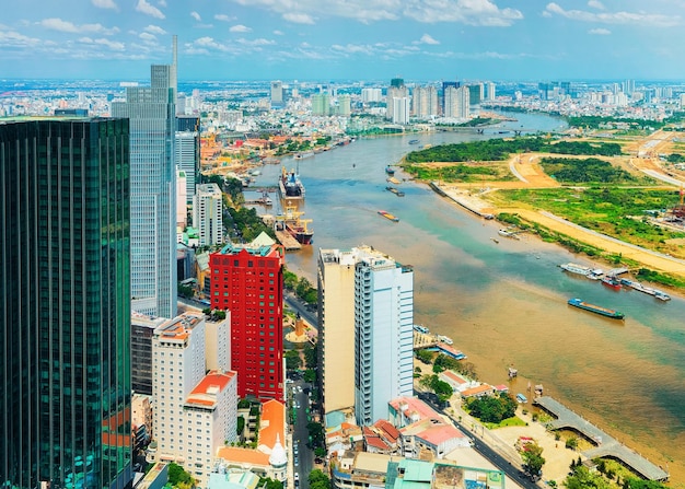 Vue panoramique sur les gratte-ciel du quartier des affaires de Ho Chi Minh-Ville et de la rivière Saigon, Vietnam