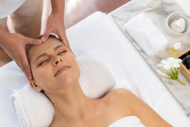 Vue panoramique de haut femme appréciant un massage relaxant de la tête anti-stress tranquille