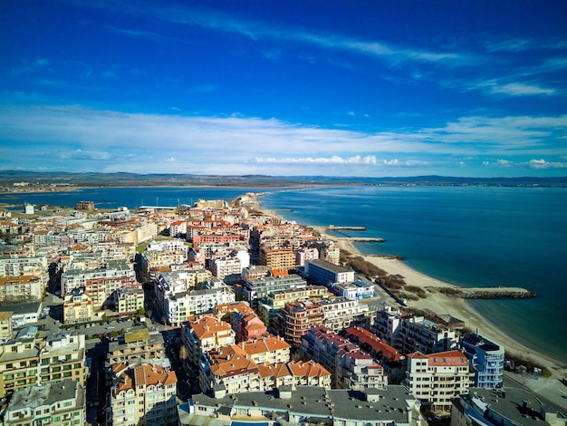 Photo vue panoramique d'une hauteur au-dessus de la ville de pomorie avec des maisons et des rues baignées par la mer noire en bulgarie